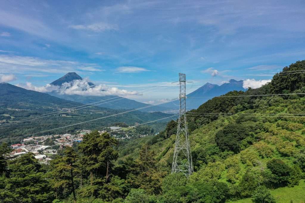 Torre de transmisión eléctrica en montaña de Guatemala