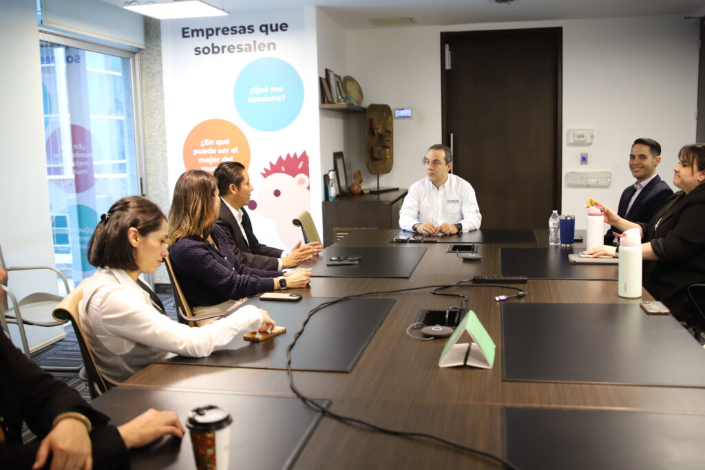 Equipo directivo y colaboradores de Conecta reunidos en sala de juntas como parte de su gestión institucional, en el marco de la certificación ISO 37001, que refuerza el compromiso con la ética, la transparencia y la prevención del soborno.