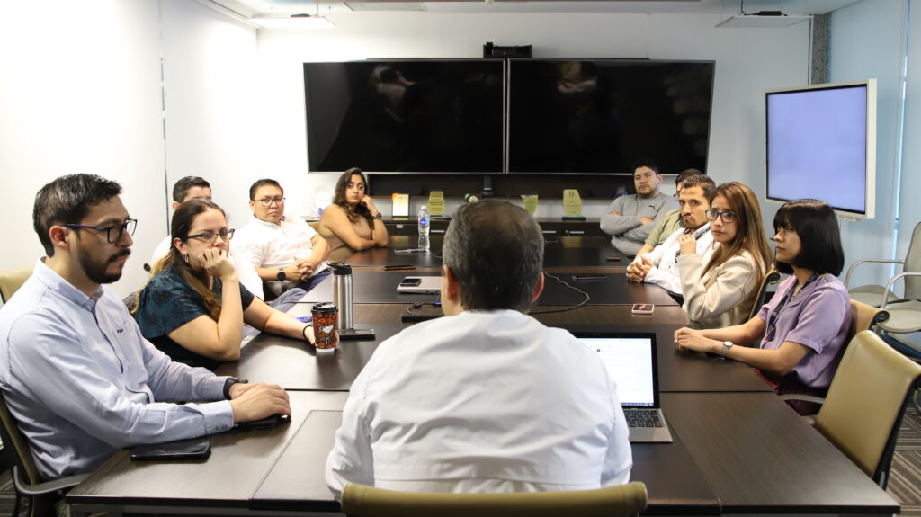 Reunión de trabajo del equipo directivo de Conecta en sala de juntas, como parte de su gestión interna y liderazgo organizacional alineado con la certificación ISO 37001 y el compromiso con la ética y la prevención del soborno.